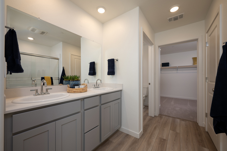 A bathroom with a sink and a mirror.