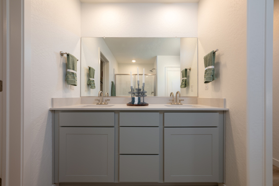 A bathroom with a sink and mirror.