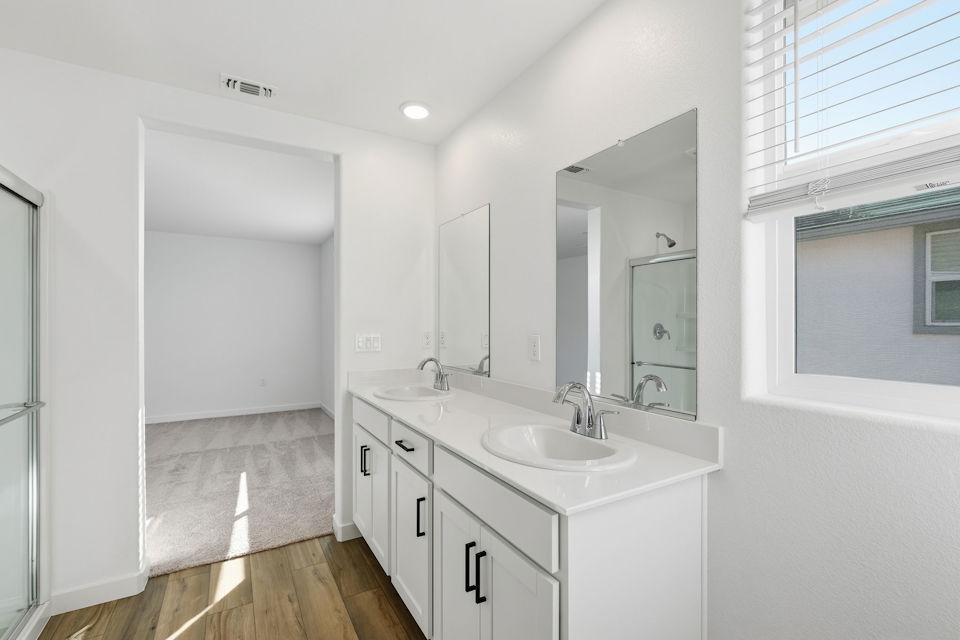 A bathroom with a sink and a mirror.