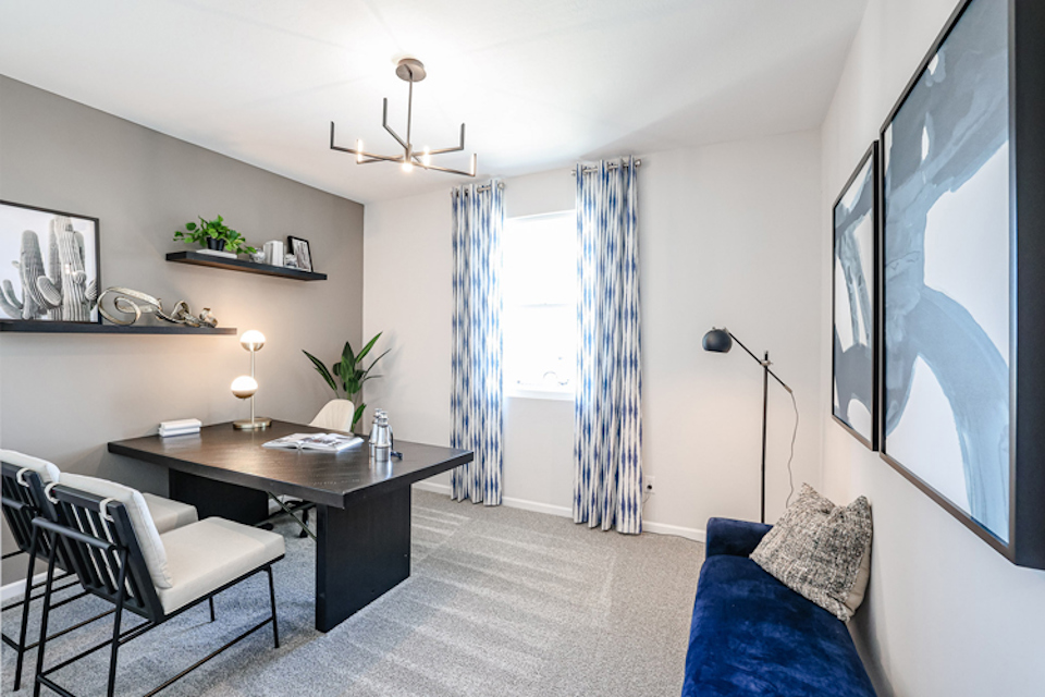 A room with a desk and chairs.