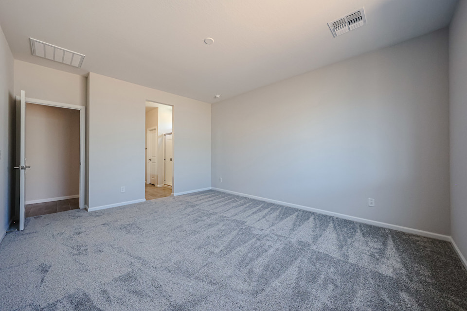 A room with a carpet and a carpet.