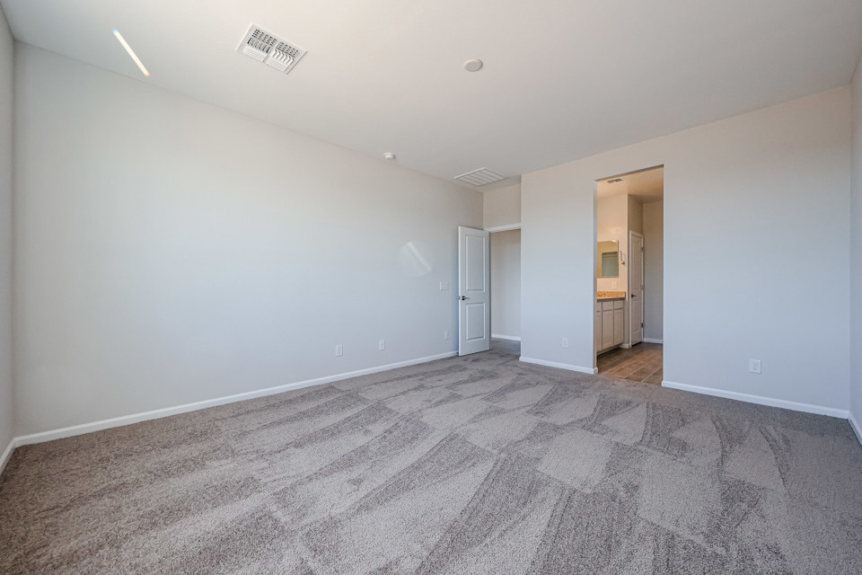 A room with a carpet and a carpet.