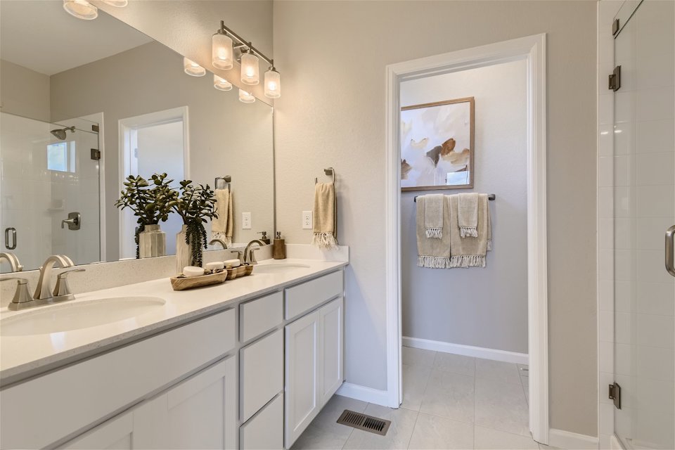 A bathroom with a sink and a mirror.