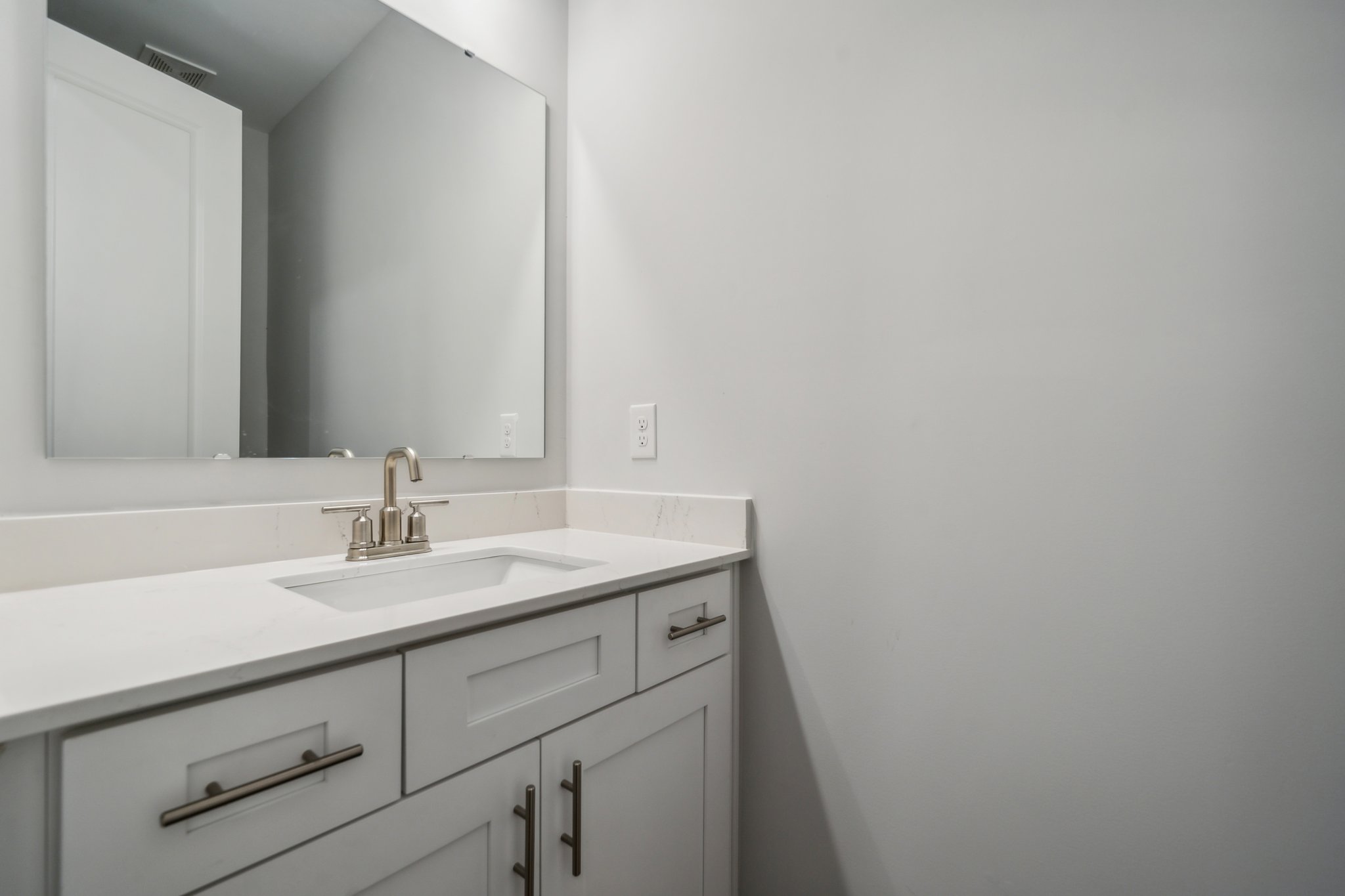 A bathroom with a sink and mirror.