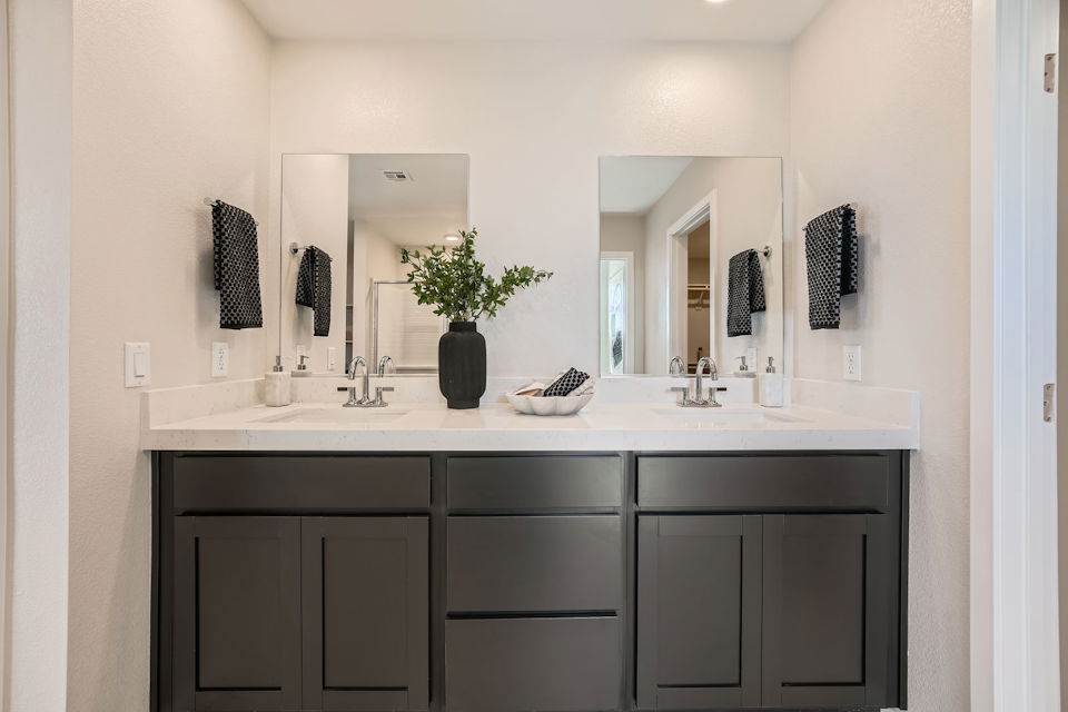 A bathroom with a sink and mirror.