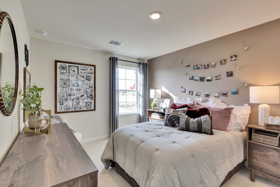 A bedroom with a bed and a desk.