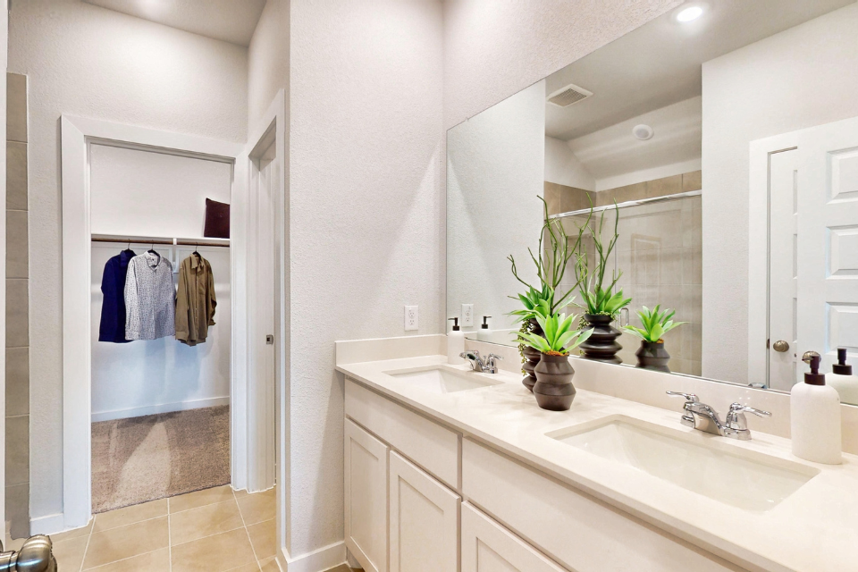 A bathroom with a sink and a mirror.