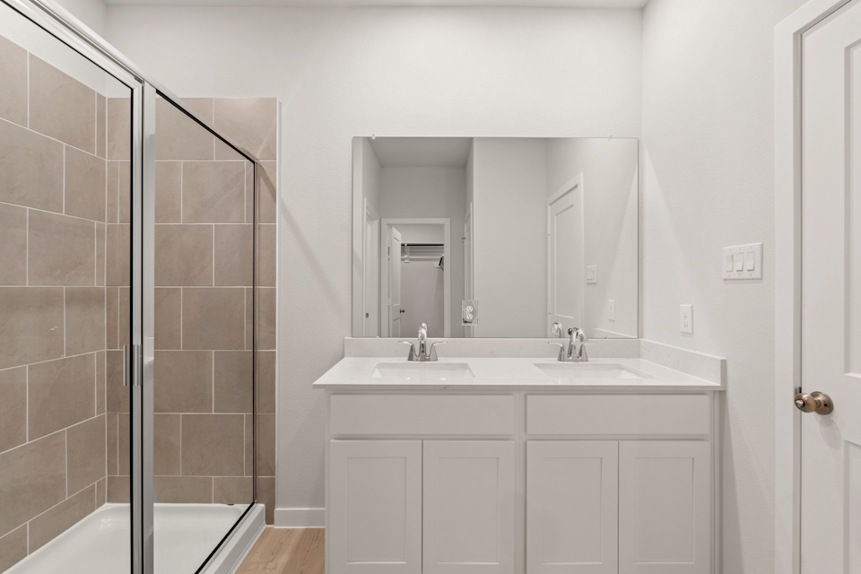 A bathroom with a sink and a mirror.