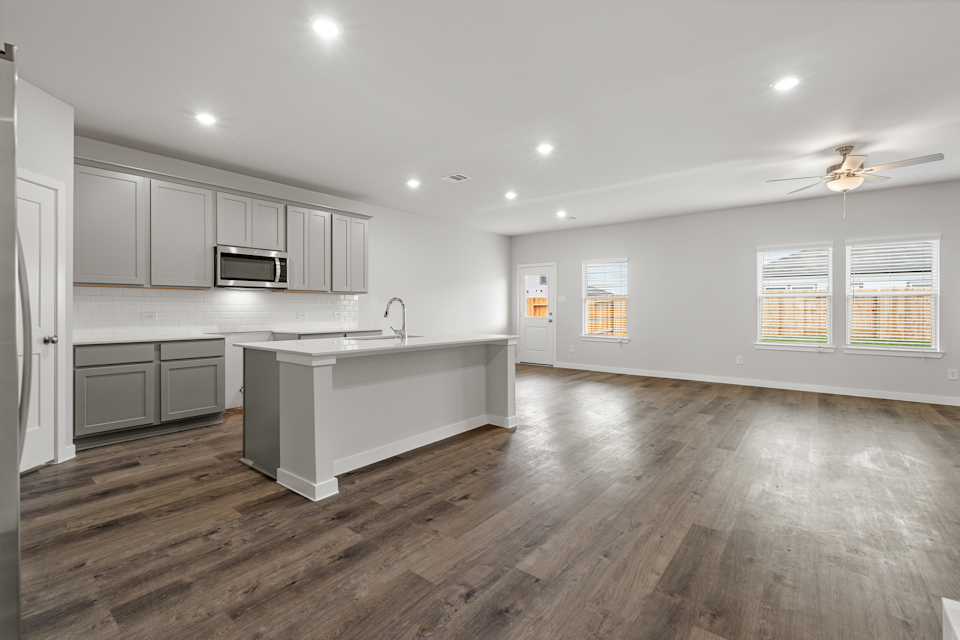 A kitchen with white cabinets.