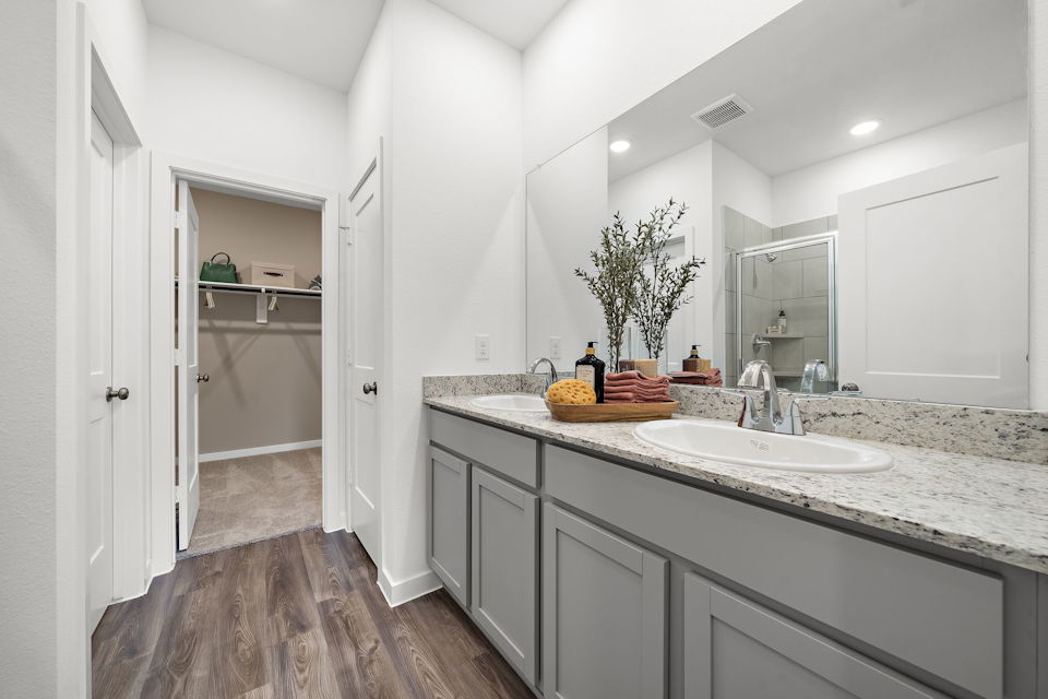 A bathroom with a sink and a mirror.