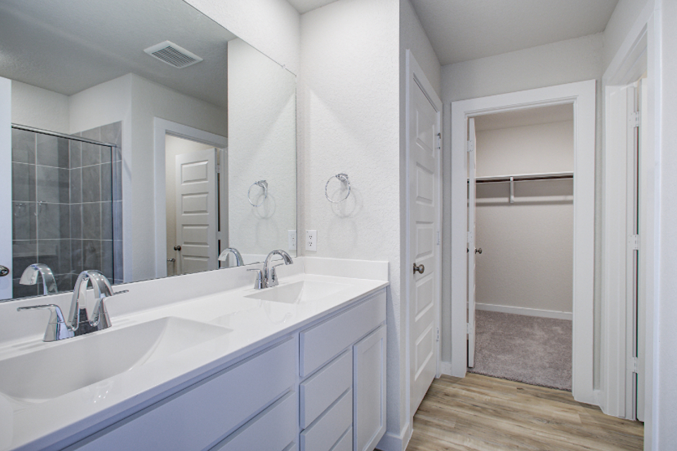 A bathroom with a sink and a mirror.