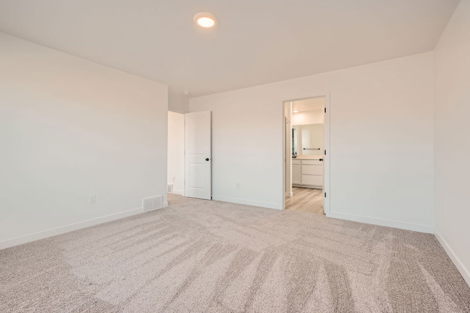 A room with a carpet and a carpet.