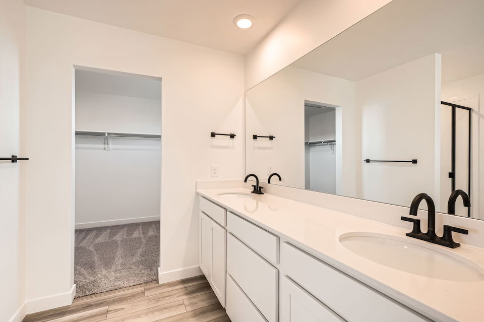 A bathroom with a sink and a mirror.
