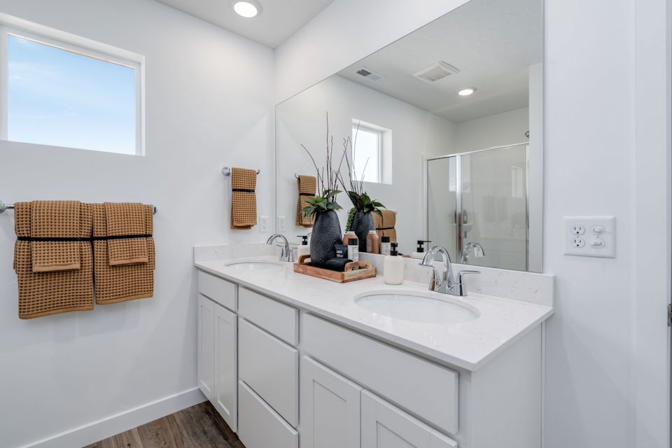 A bathroom with a sink and mirror.